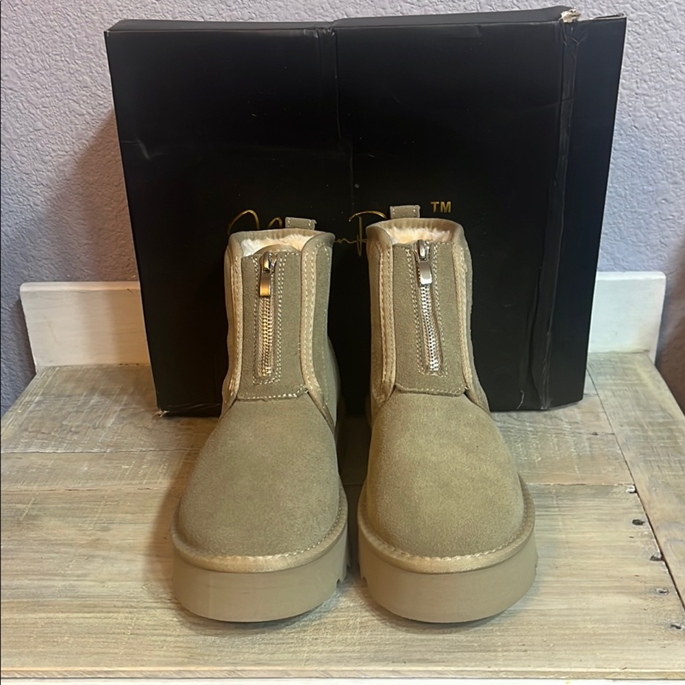 NIB Moon Ryder Ankle Boots - Beige Zip Suede Sz 8💚